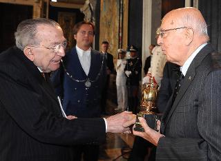 Il Presidente Giorgio Napolitano consegna al Senatore a Vita Giulio Andreotti il &quot;Premio Saint Vincet di Giornalismo - 60 anni&quot;, nel corso della cerimonia per la celebrazione della Giornata dell'Informazione