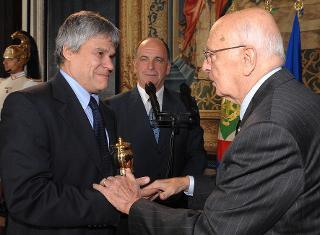 Il Presidente Giorgio Napolitano consegna a Claudio Ingrao il &quot;Premio Saint Vincent di Giornalismo - 60 anni&quot; assegnato al padre Pietro.