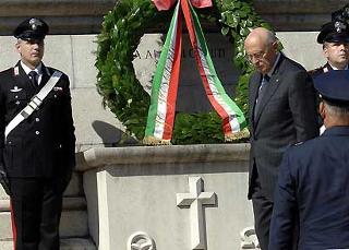 Il Presidente Giorgio Napolitano rende omaggio ai militari italiani deceduti nei campi di prigionia della Prima Guerra Mondiale.