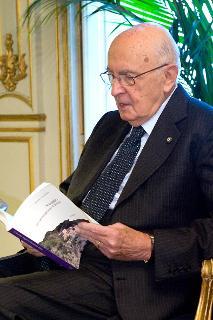 Il Presidente Giorgio Napolitano osserva il volume &quot;Viaggio nel Mezzogiorno d'Italia&quot;, presentato da Bartolo Ciccardini, autore dell'opera