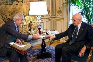 Il Presidente Giorgio Napolitano riceve da Bartolo Ciccardini il volume &quot;Viaggio nel Mezzogiorno d'Italia&quot;