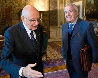 Il Presidente Giorgio Napolitano accoglie Bartolo Ciccardini, in occasione della presentazione del volume &quot;Viaggio nel Mezzogiorno d'Italia&quot;
