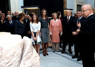 Il Presidente Giorgio Napolitano con la moglie Clio e le L.L. Maestà del Regno Hashemita di Giordania, durante la visita alla Mostra &quot;Giordania: crocevia di popoli e di culture&quot;