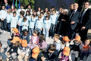 Il Presidente Giorgio Napolitano con un gruppo di bambini al termine dell'incontro con i promotori e vincitori del concorso &quot;Immagini per la Terra&quot; promosso da Green Cross Italia