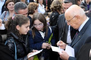 Il Presidente Giorgio Napolitano con alcuni giovani studenti partecipanti alla &quot;Festa d'autunno&quot;