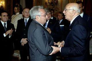 Il Presidente Giorgio Napolitano con Candido Cannavò, premiato in occasione della cerimonia di consegna dei Premi &quot;Saint-Vincent di Giornalismo&quot;.