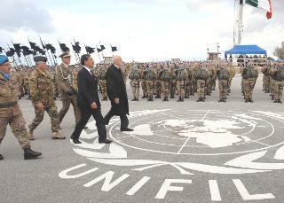 Il Presidente Giorgio Napolitano riceve gli Onori Militari al suo arrivo alla base di Shama