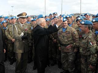 Il Presidente GIorgio Napolitano tra i militari italiani della base di Shama