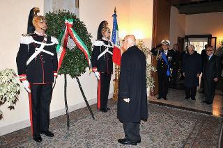 Il Presidente Giorgio Napolitano depone una corona d'alloro sulla lapide dei Caduti del Quirinale