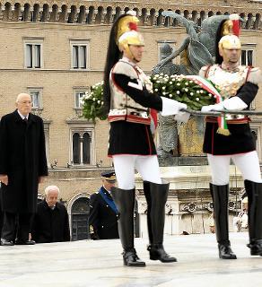Il Presidente della Repubblica Giorgio Napolitano, all'Altare della Patria, depone una corona d'alloro sulla Tomba del Milite Ignoto nella ricorrenza del Giorno dell'Unità Nazionale e Giornata delle Forze Armate