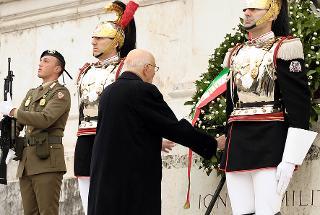 Il Presidente Giorgio Napolitano, all'Altare della Patria, depone una corona d'alloro sulla Tomba del Milite Ignoto nella ricorrenza del Giorno dell'Unità Nazionale e Festa delle Forze Armate
