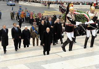 Il Presidente Giorgio Napolitano ascende la scalinata dell'Altare della Patria per deporre una corona d'alloro sulla Tomba del Milite Ignoto nella ricorrenza del Giorno dell'Unità Nazionale e della Festa delle Forze Armate