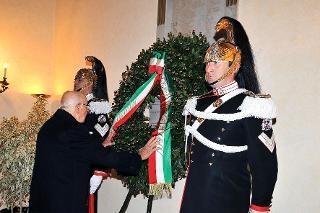 Il Presidente Giorgio Napolitano depone una corona d'alloro sulla lapide dei Caduti del Quirinale nella ricorrenza del Giorno dell'Unità Nazionale e Festa delle Forze Armate