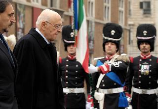 Il Presidente Giorgio Napolitano accompagnato dal Ministro della Difesa Ignazio La Russa passa in rassegna un reparto d'onore