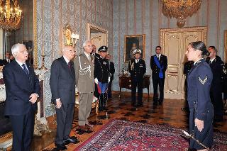 Il Presidente Giorgio Napolitano con una delegazione di Allievi degli Istituti di formazione che svolgono il Servizio di Guardia d'Onore al Palazzo del Quirinale