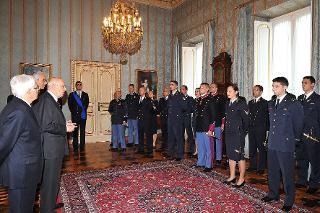Il Presidente Giorgio Napolitano con una delegazione di Allievi degli Istituti di formazione che svolgono il Servizio di Guardia d'Onore al Palazzo del Quirinale