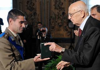 Il Presidente Giorgio Napolitano consegna le insegne dell'Ordine Militare d'Italia al Capitano Massimiliano Spucches.