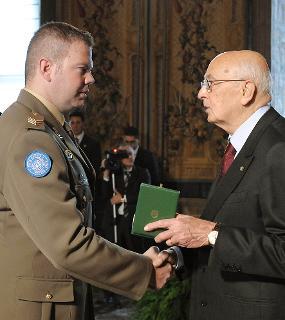 Il Presidente Giorgio Napolitano consegna al Sergente Maggiore Davide Lunetta le insegne dell'Ordine Militare d'Italia