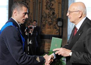 Il Presidente Giorgio Napolitano consegna al Ten. Gabriele Rame le insegne dell'Ordine Militare d'Italia