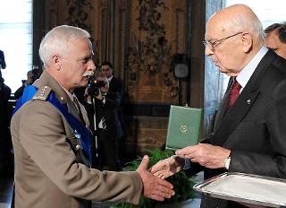Il Presidente Giorgio Napolitano consegna al Generale di Corpo d'Armata Vincenzo Lops le insegne dell'Ordine Militare d'Italia