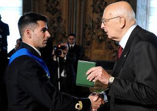 Il Presidente Giorgio Napolitano consegna al Sottotenente Manuel Fantinati le insegne dell'Ordine Militare d'Italia
