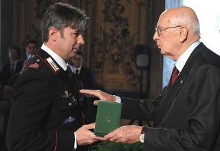 Il Presidente Giorgio Napolitano consegna al Luogotenente Massimo Scolari le insegne dell'Ordine Militare d'Italia