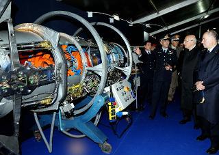 Il Presidente Giorgio Napolitano durante la visita alla Mostra delle Forze Armate osserva un motore per il &quot;Tornado&quot;