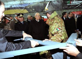 Il Presidente Giorgio Napolitano durante la visita alla Mostra delle Forze Armate al Circo Massimo