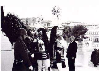 Deposizione di una corona di alloro al Sacello del Milite Ignoto all'Altare della Patria da parte del Capo dello Stato