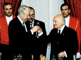 Il Presidente Scalfaro durante il brindisi con il Presidente della Federazione Russa Boris Eltsin in visita ufficiale in Italia.