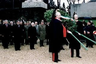Il Presidente della Repubblica Oscar Luigi Scalfaro depone una corona d'alloro alle Fosse Ardeatine