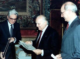 Il Presidente Scalfaro con l'On. Prof. Sergio Mattarella nel 50° del primo numero de Il Popolo
