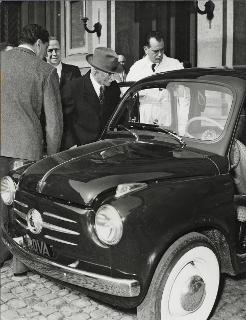 Presentazione della nuova autovettura &quot;600&quot;, con l'ingegner Vallecchi, Direttore della Filiale di Roma della FIAT