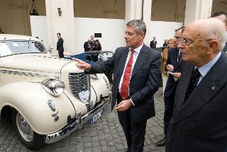 Il Presidente Giorgio Napolitano con i partecipanti alla manifestazione &quot;Italia Classica 2010&quot;, organizzata per i 100 anni dell'Alfa Romeo e degli 80 anni della Pininfarina