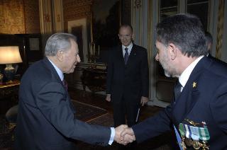 Il Presidente della Repubblica incontra il Capitano di Vascello Franco Cisternino e il Contrammiraglio Roberto Oronzo Frascaro, rispettivamente Direttore dell'Ufficio di Segreteria del Consiglio supremo di difesa uscente ed entrante