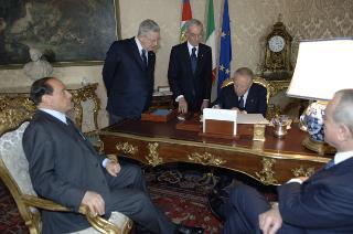 Il Presidente della Repubblica Carlo Azeglio Ciampi firma del decreto di scioglimento del Senato della Repubblica e della Camera dei deputati per fine legislatura