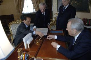 Il Presidente della Repubblica Carlo Azeglio Ciampi firma del decreto di scioglimento del Senato della Repubblica e della Camera dei deputati per fine legislatura