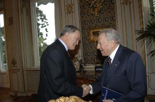 Il Presidente della Repubblica riceve Paolo Terribile, Presidente del Club dei Distretti Italiani, con una delegazione dell'Associazione: per presentare la "Guida ai Distretti Italiani 2005-2006"