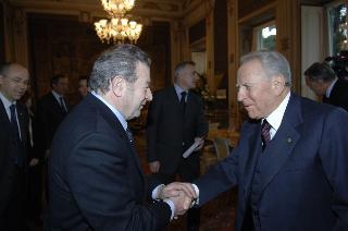 Il Presidente della Repubblica riceve Paolo Terribile, Presidente del Club dei Distretti Italiani, con una delegazione dell'Associazione: per presentare la "Guida ai Distretti Italiani 2005-2006"