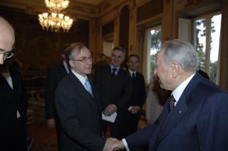 Il Presidente della Repubblica riceve Paolo Terribile, Presidente del Club dei Distretti Italiani, con una delegazione dell'Associazione: per presentare la "Guida ai Distretti Italiani 2005-2006"