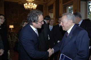 Il Presidente della Repubblica riceve Paolo Terribile, Presidente del Club dei Distretti Italiani, con una delegazione dell'Associazione: per presentare la "Guida ai Distretti Italiani 2005-2006"