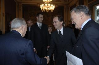 Il Presidente della Repubblica riceve Paolo Terribile, Presidente del Club dei Distretti Italiani, con una delegazione dell'Associazione: per presentare la "Guida ai Distretti Italiani 2005-2006"