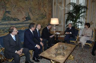 Il Presidente della Repubblica riceve Paolo Terribile, Presidente del Club dei Distretti Italiani, con una delegazione dell'Associazione: per presentare la "Guida ai Distretti Italiani 2005-2006"