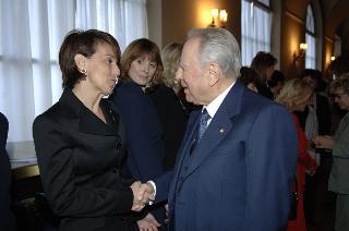 Incontro del Presidente della Repubblica con le donne insignite di onorificenze OMRI, distintesi nella cultura, nella scienza e nel sociale, in occasione della "Festa della Donna 2006"