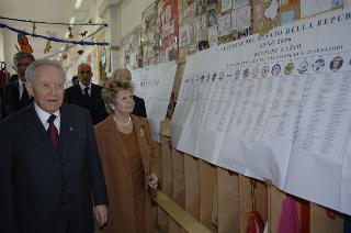 Elezioni politiche: il Presidente della Repubblica Carlo Azeglio Ciampi e la moglie Franca al seggio elettorale