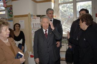 Elezioni politiche: il Presidente della Repubblica Carlo Azeglio Ciampi e la moglie Franca al seggio elettorale