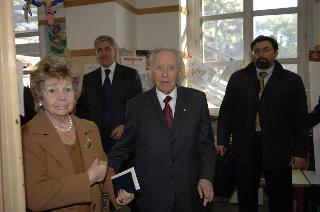 Elezioni politiche: il Presidente della Repubblica Carlo Azeglio Ciampi e la moglie Franca al seggio elettorale