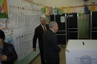 Elezioni politiche: il Presidente della Repubblica Carlo Azeglio Ciampi e la moglie Franca al seggio elettorale