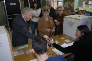 Elezioni politiche: il Presidente della Repubblica Carlo Azeglio Ciampi e la moglie Franca al seggio elettorale