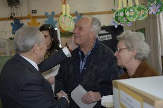 Elezioni politiche: il Presidente della Repubblica Carlo Azeglio Ciampi e la moglie Franca al seggio elettorale
